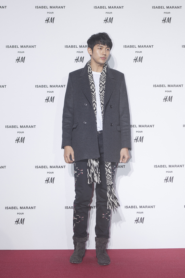 임슬옹(가수/탤런트/2AM)
지난 12일 명동 눈스퀘어에서 열린 H&M 이자벨마랑 콜라보레이션 프리 쇼핑 행사때 참석한 2AM 임슬옹. 사진=H&M코리아 제공