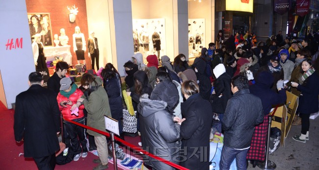 14일 오전 서울 명동 H&M 눈스퀘어점매장에서 H&M과 프랑스디자이너 브랜드 이자벨마랑의 협업 컬렉션 '이자벨마랑 콜라보레이션'을 구매하기 위한 소비자 500여명이 새벽 추위에도 아랑곳하지 않고 길게 줄지어 서 있다. 이번 컬렉션은 전세계 250 매장에서 동시 판매된다. 박해묵 기자/mook@heraldcorp.com
14일 오전 서울 명동 H&M 눈스퀘어점매장에서 H&M과 프랑스디자이너 브랜드 이자벨마랑의 협업 컬렉션 '이자벨마랑 콜라보레이션'을 구매하기 위한 소비자 500여명이 새벽 추위에도 아랑곳하지 않고 길게 줄지어 서 있다. 이번 컬렉션은 전세계 250 매장에서 동시 판매된다. 박해묵 기자/mook@heraldcorp.com
