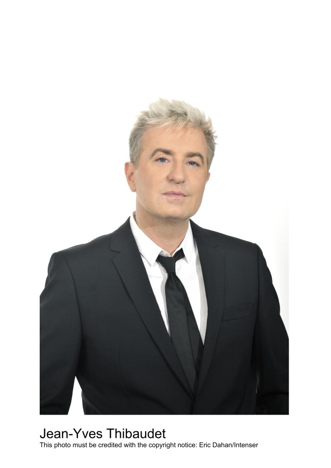 장이브티보데(Jean-YvesThibaudet/피아니스트)
비비안 웨스트우드 로고가 박힌 재킷에 LA 지역 액서서리숍에서 구입했다는 크고 반짝거리는 목걸이. 심지어 휴대전화 케이스에도 큐빅이 촘촘이 박혔다. 12년만에 내한해 오는 15일 서울시향과 협연하는 프랑스 출신 피아니스트 장 이브 티보데(52ㆍ사진)는 첫 눈에 화려한 인상이다.