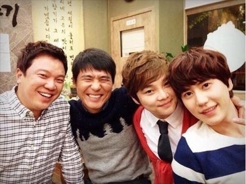 정성화(좌부터/뮤지컬배우/탤런트),임창정(영화배우/가수),최현우(마술사/라온플레이),규현(조규현/가수/뮤지컬배우/슈퍼주니어/에스엠더발라드/슈퍼주니어-M)
슈퍼주니어 규현이 ‘라디오 스타’ 회식 인증샷을 공개했다.