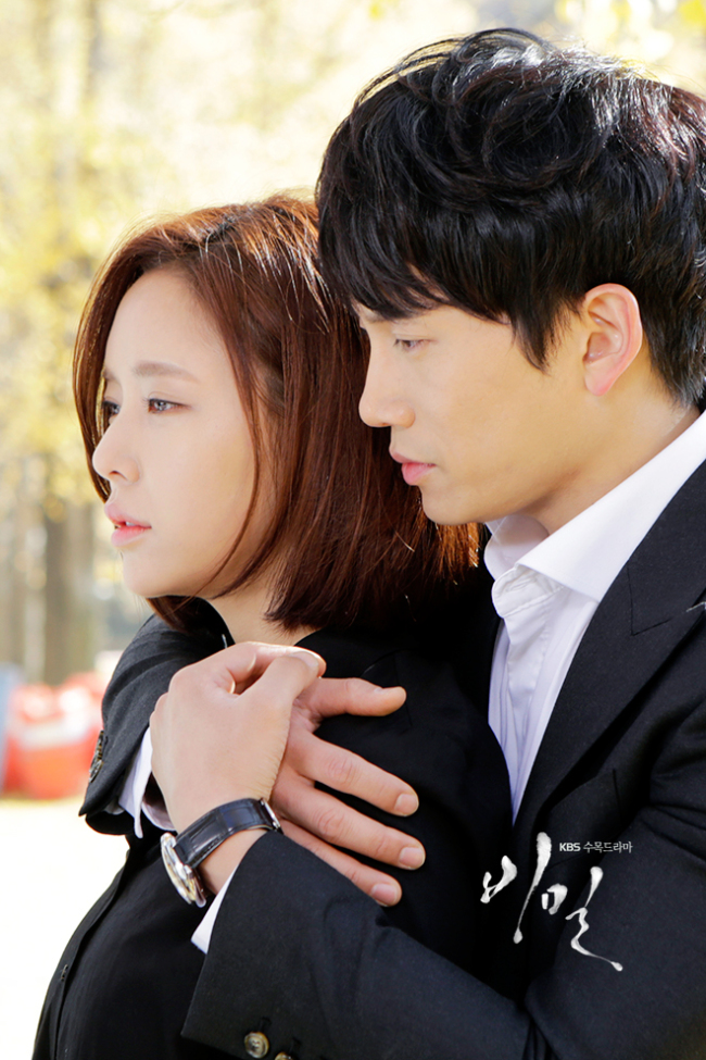 황정음(좌부터/탤런트/가수),지성(곽태근/탤런트/영화배우)
‘비밀(KBS2)’의 흥행은 ‘이변’이었다. 쟁쟁한 경쟁작(MBC ‘메디컬 탑팀', SBS ‘상속자들')들을 상대로 5회차, 역전 조짐이 시작됐다. 종영을 한 회 앞두고 13일 방송된 15회분은 17.4%(닐슨코리아ㆍ전국 기준)를 찍었다.