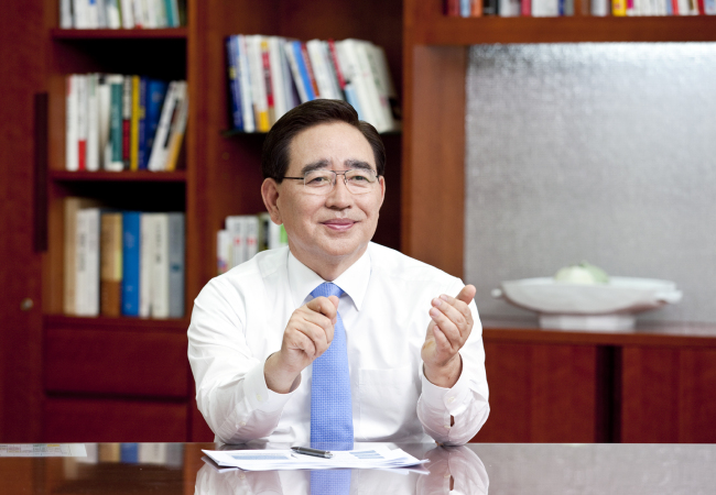 한동우(금융인/신한금융지주회사회장)
신한금융지주 회장이 연임 도전을 공식 선언했다. 한 회장은 14일 오전 9시 열린 신한금융지주 회장후보추천위원회에 불참했다.