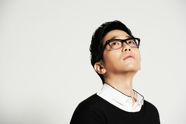 이적(이동준/가수/패닉/긱스/카니발)
싱어송라이터 이적은 그동안 공식적인 자리를 통해 자신의 꿈을 “‘시간을 견디는 음악’을 만들어낸 일”이라고 밝혀왔다. 이적이 정상의 인기를 누려온 ‘스타 가수’였는지는 의문부호다.