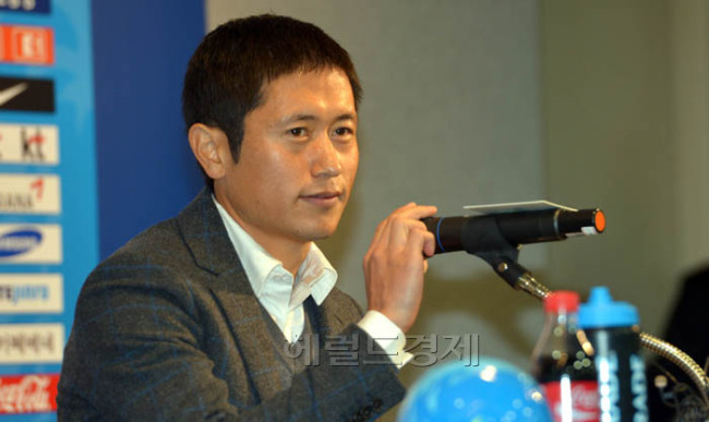 이영표(전축구선수)
이영표 축국 전 국가대표 선수가 14일 오전 서울 축구회관에서 은퇴 기자회견을 하고 있다.