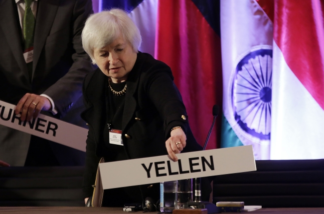 자넷옐런(JanetLouiseYellen/금융인/경제학자/샌프란시스코연방은행총재)
Janet Yellen, vice chair of the Board of Governors of the Federal Reserve System, places her nameplate at her seat at the International Monetary Conference in Shanghai on June 3.    AP-Yonhap News