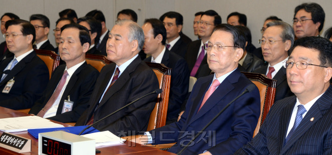 국회 운영위원회는 14일 오전 전체회의를 하고 대통령비서실 국가안보실 대통령경호실에 대한 국정감사를 실시하고 있다.사진은 김기춘 비서실장. 박현구 기자phko@heraldcorp.com
국회 운영위원회는 14일 오전 전체회의를 하고 대통령비서실 국가안보실 대통령경호실에 대한 국정감사를 실시하고 있다.사진은 김기춘 비서실장. 박현구 기자phko@heraldcorp.com