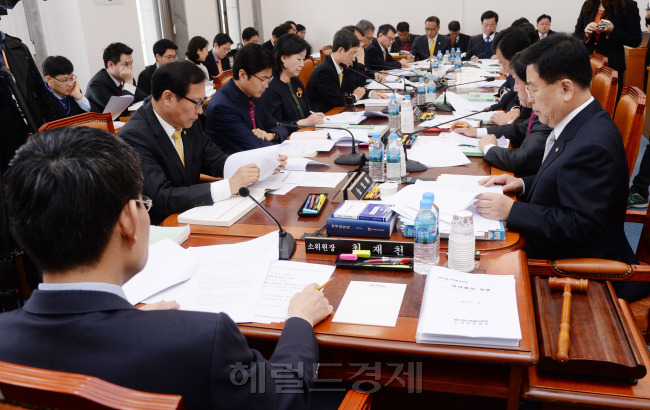 14일 여야 상임위가 정상회 된가운데 운영위 전체회의에서 결산을 하고 있다. 박현구 기자phko@heraldcorp.com
14일 여야 상임위가 정상회 된가운데 운영위 전체회의에서 결산을 하고 있다. 박현구 기자phko@heraldcorp.com