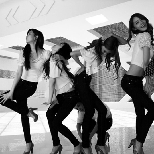 서현(좌부터/서주현/가수/소녀시대/소녀시대-태티서),태연(김태연/가수/뮤지컬배우/소녀시대/소녀시대-태티서),유리(권유리/가수/탤런트/소녀시대),최수영(가수/VJ/소녀시대),윤아(임윤아/가수/탤런트/소녀시대)
걸그룹 소녀시대의 태연이 소녀시대의 단체사진을 공개했다.