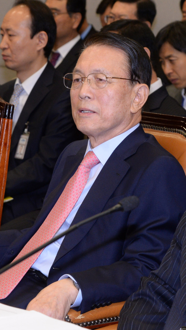 국회 운영위원회는 14일 오전 전체회의를 하고 대통령비서실 국가안보실 대통령경호실에 대한 국정감사를 실시하고 있다.사진은 김기춘 비서실장. 박현구 기자phko@heraldcorp.com