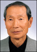 권영우(한국화가)
고인은 박노수, 서세옥, 장운상, 박세원 등과 함께 서울대 미술대학이 개설된 이후 첫 입학생이 됐다. 1951년 가을, 피난지 부산에서 졸업장을 받았다. 9·28 서울수복 후 ‘종군미술대’에 입대하여 ‘종군화가단’에서 활동하며 독특한 시각의 작품 ‘검문소’를 그렸다. 1955년 휘문고등학교 교사로 학생들을 가르쳤고 1957년에는 동 대학 대학원에서 석사학위를 받았다.
