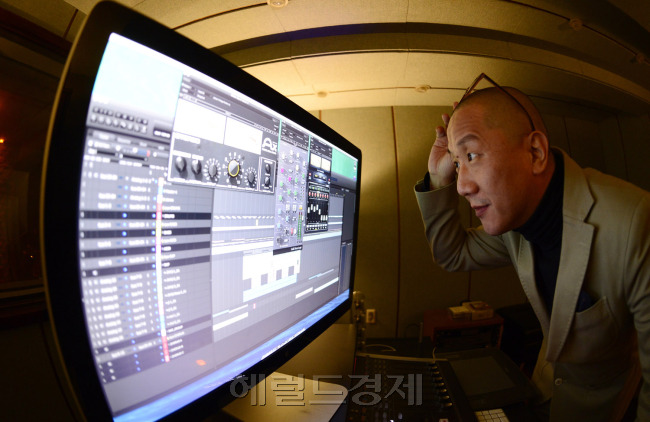 남궁연(드러머/크리에이티브디렉터)
재즈 뮤지션, 방송인, 공연기획자, 유명 대학강사 등 숱한 타이틀의 직업을 갖고 있는 사람. 대한민국 방송가에 거의 사상 최초로 빡빡 민 머리를 들이댄 기인(奇人). 독학으로 첫 손가락에 꼽히는 드럼 실력자가 된 드러머