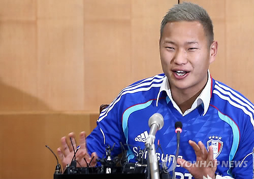 정대세(축구선수/수원삼성블루윙즈공격수/GLse)
Jong Tae-se, a striker at Suwon Samsung Bluewings who played for North Korea, will marry a South Korean woman next month.