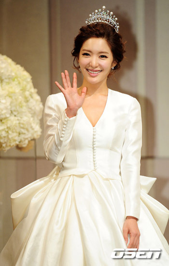 서지영(가수/탤런트)
14일 한 매체는 서지영이 현재 임신 15주 째에 접어들었으며, 내년 5월 출산 예정이라고 보도했다. 이에 서지영은 “얼른 아이를 낳아 엄마로서 만나고 싶다. 한 아이의 엄마가 되려니 기쁘고 설레고 떨린다”며 소감을 전했다고.