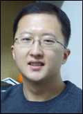 최장욱(교수/연구인/한국과학기술원EEWS대학원교수)
휘어지는 배터리를 넘어 구겨지거나 접히는 것은 물론 옷처럼 입을 수도 있는 배터리가 개발됐다. 이번 배터리는 최근 삼성전자 ‘갤럭시 기어’, 애플 ‘아이와치’, ‘구글 글래스’ 등 휘어지는 전자기기 기술이 주목을 받음과 동시에 휘어지는 배터리 개발 경쟁이 치열해 지고 있는 상황이어서 관련 업계의 관심을 끌 것으로 전망된다.