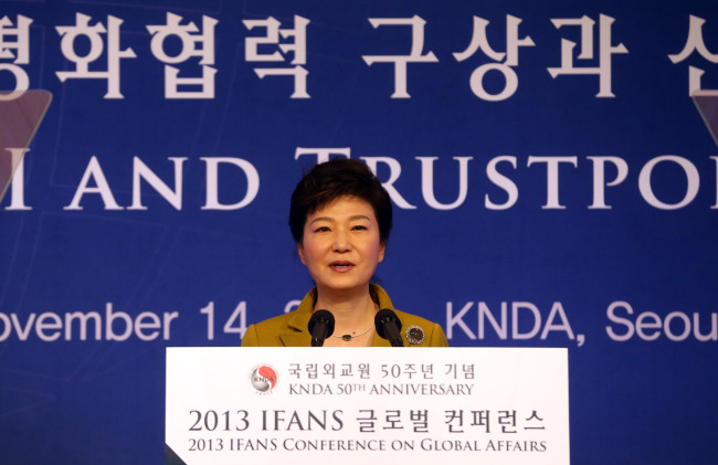 박근혜(대통령/대한민국대통령)
President Park Geun-hye delivers a speech at the ceremony marking the 50th anniversary of the Korea National Diplomatic Academy.   Yonhap News