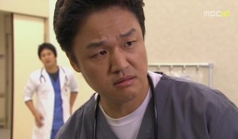 공기탁(개그맨)
개그맨 김용만을 비롯해 이수근, 양세형, 공기탁, 가수 탁재훈, 그룹 HOT 출신 토니안(본명 안승호), 신화 출신 앤디(이선호), 방송인 붐(이민호) 등 연예인들이 불법 도박 혐의로 무더기로 재판에 넘겨졌다. 이들은 대부분 매니저의 휴대전화와 차명계좌 등을 이용해 판돈을 걸고 도박을 해온 것으로 조사됐다.