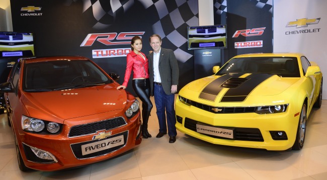 Marc J. Comeau (right), vice president of vehicle sales, service and marketing at GM Korea, attends a launching ceremony for the 2014 Aveo RS and 2014 Camaro RS at its Chevrolet exhibition center in southern Seoul on Thursday.   Park Hae-mook/The Korea Herald