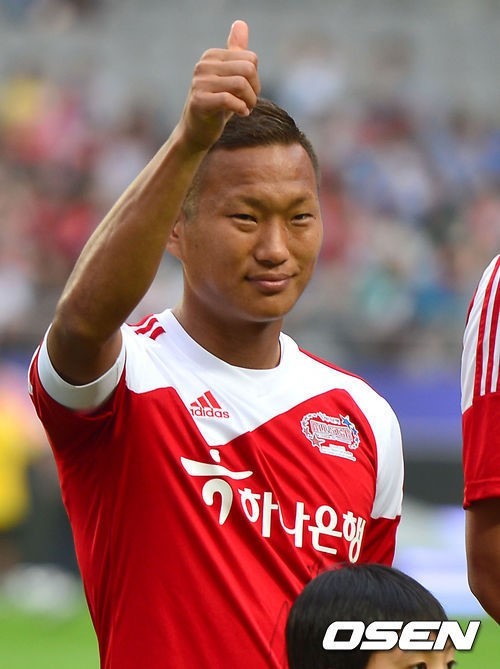정대세(축구선수/수원삼성블루윙즈공격수/GLse)
정대세 측은 이날 서울 쉐라톤 그랜드 워커힐 호텔에서 결혼식을 올린다고 14일 밝혔다.