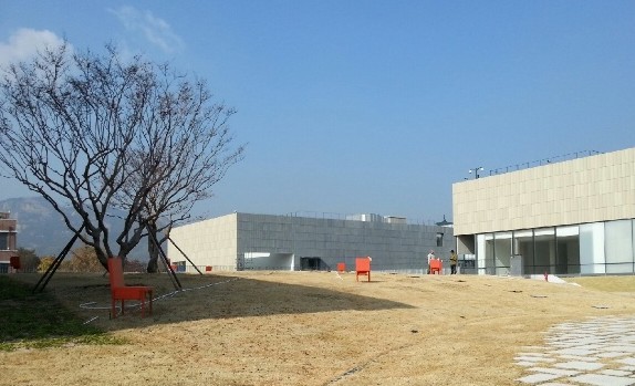 서울관 종친부 마당에 사람 체온과 같은 온도 37.4도의 따뜻한 의자 9개를 설치한 김승영의 작업 ‘어머니의 의자'. [사진제공=김승영]