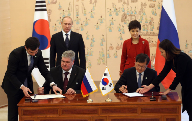 블라디미르푸틴(좌부터/VladimirPutin/정치인/러시아대통령),박근혜(대통령/대한민국대통령)
The participation of South Korean firms in the development of a railway between North Korea and Russia and a North Korean port is poised to be the centerpiece of renewed cooperation between Seoul and Moscow.