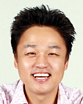 공기탁(개그맨)
개그맨 김용만을 비롯해 이수근, 양세형, 공기탁, 가수 탁재훈, 그룹 HOT 출신 토니안(본명 안승호), 신화 출신 앤디(이선호), 방송인 붐(이민호) 등 연예인들이 불법 도박 혐의로 무더기로 재판에 넘겨졌다. 이들은 대부분 매니저의 휴대전화와 차명계좌 등을 이용해 판돈을 걸고 도박을 해온 것으로 조사됐다.