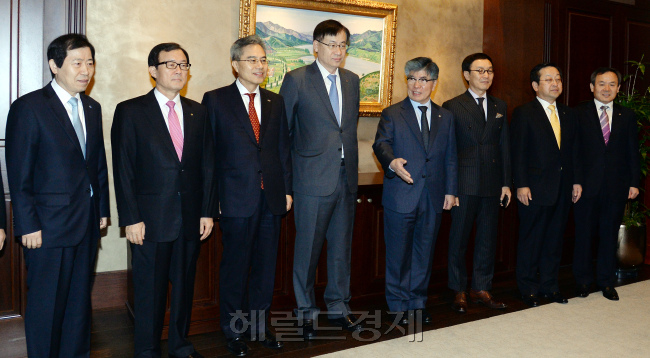 15일 오전 서울 남대문로 한국은행에서 열린 금융협의회에서 김중수 총재가 시중은행장들과 이야기를 나누고 있다./ 안훈기자 rosedale@ 2013.11.15