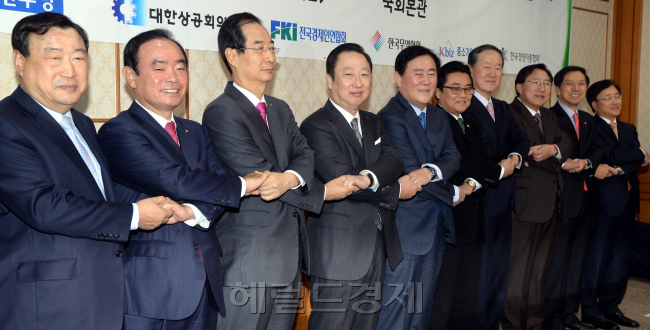 여야 원내대표와 경제5단체장 등 관계자들이 15일 국회에서 열린 '여야 원내대표-경제5단체장 정책간담회'에서 손을 맞잡고 있다. 이희범 한국경영자총연합회장(왼쪽부터), 장병완 민주당 정책위의장, 한덕수 한국무역협회장, 박용만 대한상공회의소 회장, 최경환 새누리당 원내대표, 전병헌 민주당 원내대표, 허창수 전국경제인연합회장, 김기문 중소기업중앙회장, 김기현 새누리당 정책위의장, 이동근 대한상공회의소 상근부회장. 박현구 기자phko@heraldcorp.com