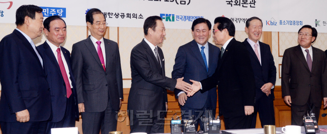 여야 원내대표와 경제5단체장 등 관계자들이 15일 국회에서 열린 '여야 원내대표-경제5단체장 정책간담회'에서 손을 맞잡고 있다. 이희범 한국경영자총연합회장(왼쪽부터), 장병완 민주당 정책위의장, 한덕수 한국무역협회장, 박용만 대한상공회의소 회장, 최경환 새누리당 원내대표, 전병헌 민주당 원내대표, 허창수 전국경제인연합회장, 김기문 중소기업중앙회장, 김기현 새누리당 정책위의장, 이동근 대한상공회의소 상근부회장. 박현구 기자phko@heraldcorp.com
여야 원내대표와 경제5단체장 등 관계자들이 15일 국회에서 열린 '여야 원내대표-경제5단체장 정책간담회'에서 손을 맞잡고 있다. 이희범 한국경영자총연합회장(왼쪽부터), 장병완 민주당 정책위의장, 한덕수 한국무역협회장, 박용만 대한상공회의소 회장, 최경환 새누리당 원내대표, 전병헌 민주당 원내대표, 허창수 전국경제인연합회장, 김기문 중소기업중앙회장, 김기현 새누리당 정책위의장, 이동근 대한상공회의소 상근부회장. 박현구 기자phko@heraldcorp.com