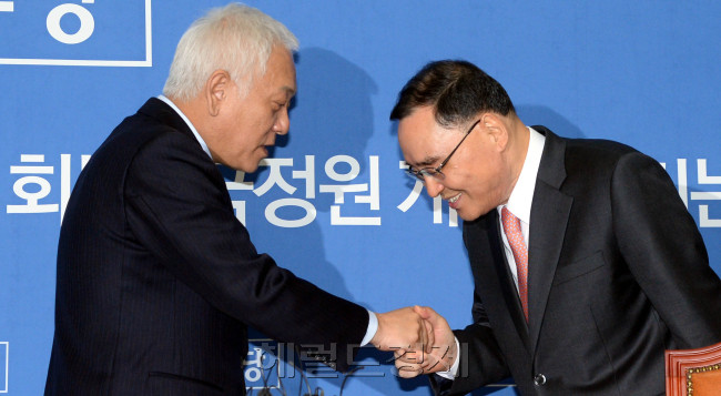 정홍원 국무총리는 15일 오전  정부가 제출한 민생 및 경제살리기 법안과 관련, 국회로 민주당 김한길 대표를 찾아가 협조를 요청하고 있다. 박현구 기자phko@heraldcorp.com
“국정 협조바랍니다”민주 찾은 鄭총리