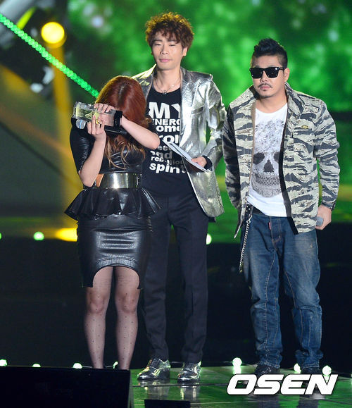 에일리(이예진/가수)
South Korean singer Ailee on Thursday made her first stage appearance since the nude photo incident at the 2013 Melon Music Awards.