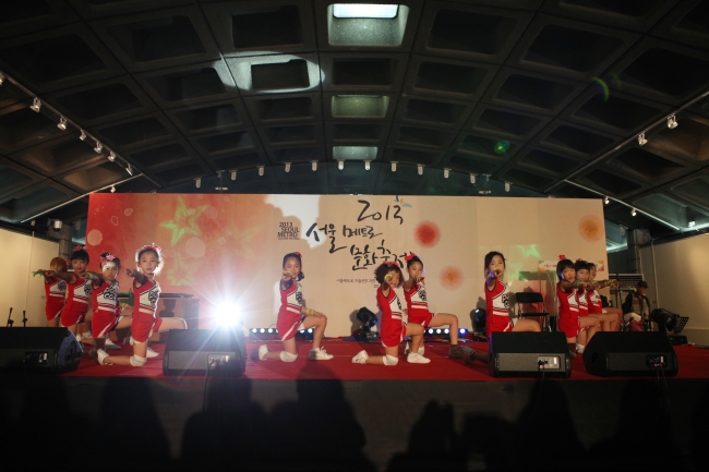 A young crew performs at 2013 Seoul Metro Culture Festival held at Gyeongbokgung Station on Oct. 2.   Seoul Metro