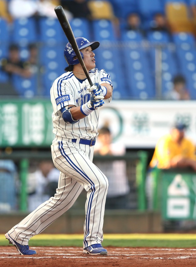 Samsung Lion's Lee Seung-yeop hits a tie-breaking three-run home run in the bottom of the eighth inning to lead his team to a 5-2 victory over Fortitudo Bologn in the opening match of the Asia Series in Taiwan. (Yonhap News)