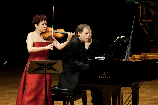 정경화(바이올리니스트/교수/줄리아드스쿨교수/이화여자대학교석좌교수)
Violinist Chung Kyung-wha is accompanied by pianist Kevin Kenner at the recital held at Seoul Arts Center on Nov. 8.   CMI