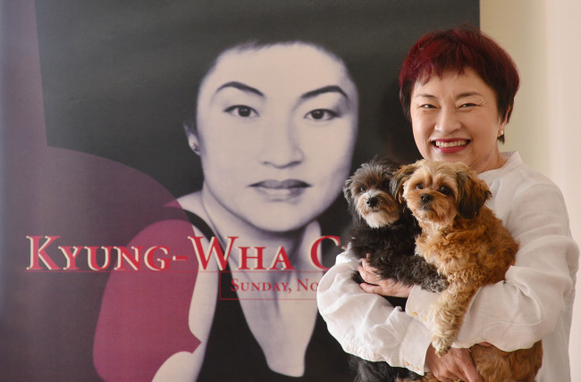 정경화(바이올리니스트/교수/줄리아드스쿨교수/이화여자대학교석좌교수)
Scooping up her dogs into her arms, Chung Kyung-wha coos “Mi amore, oohhh, mi amore.” Clara and Johannes ― named after Clara Schuman and Johannes Brahms ― respond in kind, lovingly gazing into Chung’s eyes, nuzzling against her neck.
