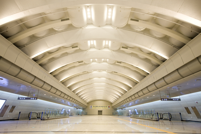 The subway Line No. 9 section of Express Bus Terminal Station, built just 15 centimeters below the Line No. 3 line. (Ssangyong E&C)