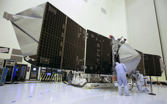 Technicians work on NASA’s next Mars-bound spacecraft in Cape Canaveral, Florida.   AP-Yonhap News