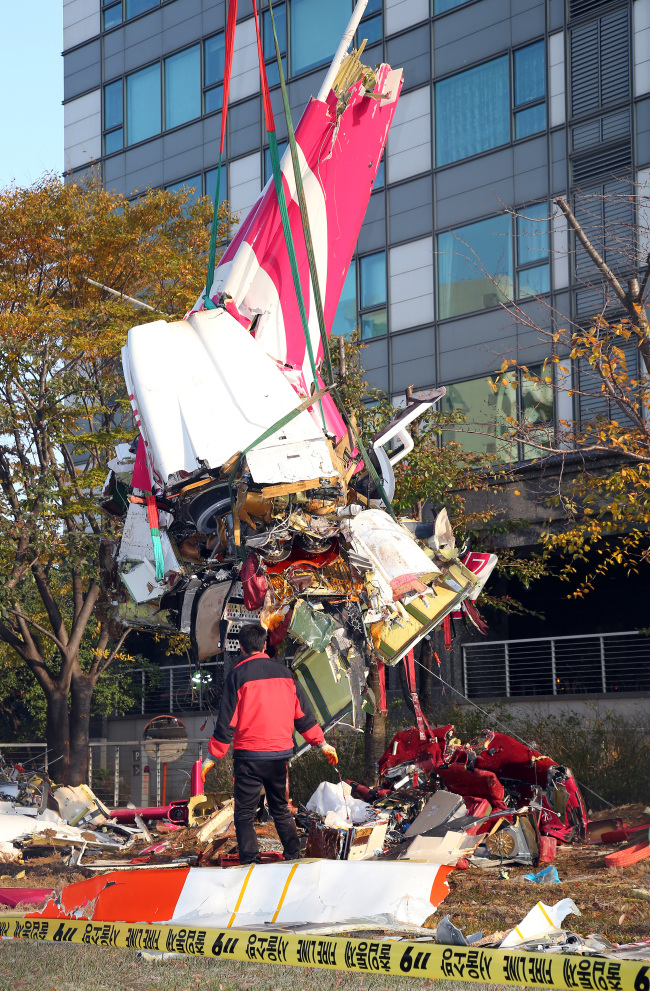 The wrecked LG chopper that crashed into a high-rise apartment in Seoul on Saturday.   Yonhap News