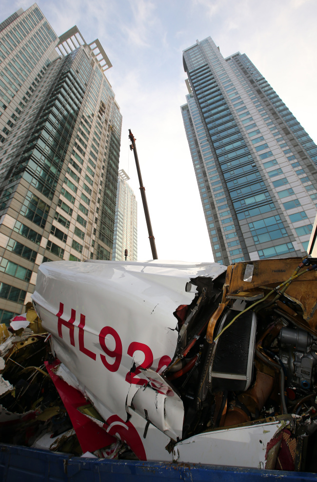Wreckage is shown after a helicopter crashed into an apartment building in Samseong-dong, southern Seoul, Saturday.   Yonhap News
