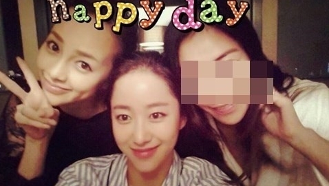 아유미(좌부터/이아유미/가수),전혜빈(탤런트)
아유미와 전혜빈이 친분을 과시해 눈길을 끌었다.
