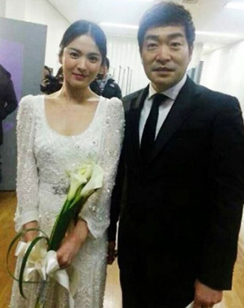 송혜교(좌부터/탤런트/영화배우),손현주(탤런트/영화배우)
17일 송혜교 소속사 관계자는 트위터를 통해 “드라마 페스티벌 대상 수상을 전년도 수상자인 손현주 선배님께서 해주셨다. 뜻 깊고 행복한 자리였다”라는 글과 함께 사진을 공개했다.