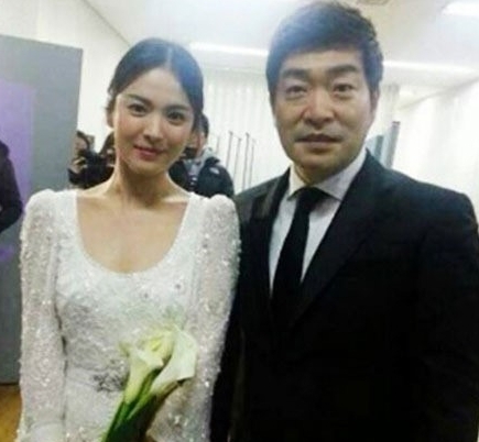 송혜교(좌부터/탤런트/영화배우),손현주(탤런트/영화배우)
17일 송혜교 소속사 관계자는 트위터를 통해 “드라마 페스티벌 대상 수상을 전년도 수상자인 손현주 선배님께서 해주셨다. 뜻 깊고 행복한 자리였다”라는 글과 함께 사진을 공개했다.