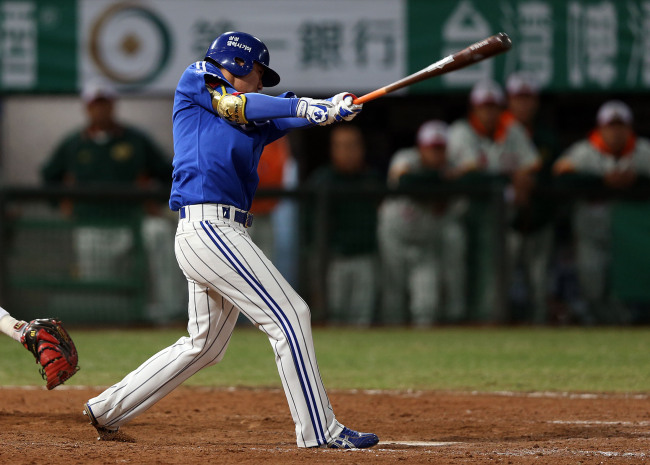 우동균(야구선수/삼성라이온즈외야수)
Samsung Lions’ Woo Dong-gyun delivers a game-winning hit in the top of the 10th inning at Taoyuan International Baseball Stadium on Sunday to lead his team to 5-4 victory over Uni-President 7-Eleven Lions. (Yonhap News)