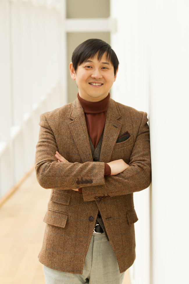 이덕재(PD/tvN본부장)
대단한 ‘라인업’이었다. 올초 군대예능 인기의 도화선이 됐던 ‘푸른 거탑’을 시작으로 ‘꽃보다 할배’가 지상파를 위협하며 유사 프로그램을 양산했다.‘속편 징크스’는 보란듯이 깼다. ‘응답하라 1994’는 최고 10.0%의 시청률로 전세대가 응답했다. 개국 7년, 케이블-라이크(like)를 버린 tvN의 현재 라인업을 완성한 것은 이덕재(45) 본부장이다.