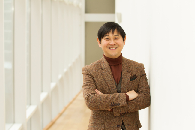 이덕재(PD/tvN본부장)
대단한 ‘라인업’이었다. 올초 군대예능 인기의 도화선이 됐던 ‘푸른 거탑’을 시작으로 ‘꽃보다 할배’가 지상파를 위협하며 유사 프로그램을 양산했다.‘속편 징크스’는 보란듯이 깼다. ‘응답하라 1994’는 최고 10.0%의 시청률로 전세대가 응답했다. 개국 7년, 케이블-라이크(like)를 버린 tvN의 현재 라인업을 완성한 것은 이덕재(45) 본부장이다.