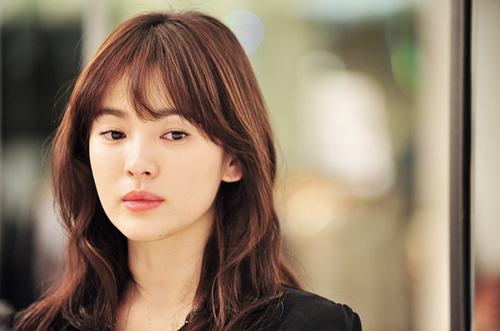 송혜교(탤런트/영화배우)
지난 16일 대전 충남대 정심화홀에서 열린 제2회 대전 드라마 페스티벌 ‘2013 APAN STAR AWARDS(2013 에이판 스타어워즈)’는 두 가지 면에서 화제를 낳았다.
