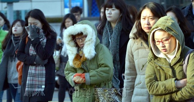 초겨울 추위가 불어닥친 18일 오전 서울 광화문 네거리에서 시민들이 두터운 외투를 입구 잔뜩 움츠린 채 출근하고 있다.<br />김명섭 기자 msiron@heraldcorp.com
초겨울 추위가 불어닥친 18일 오전 서울 광화문 네거리에서 시민들이 두터운 외투를 입구 잔뜩 움츠린 채 출근하고 있다.
김명섭 기자 msiron@heraldcorp.com