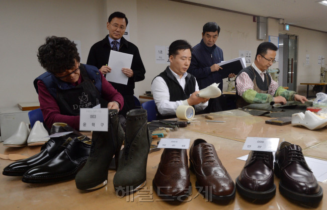 18일 오전 서울시 성동구 중소기업종합지원센터 수제화 교육장에서 성수동을 세계적인 수제화 중심지로 육성시키기 위해 수제화 전통산업에 종사하는 구두장인 중 최고의 수제화명장을 선발하는 수제화 명장(名匠) 선발대회가 열렸다.<br />이상섭 기자. babtong@heraldcorp.com 2013.11.18
18일 오전 서울시 성동구 중소기업종합지원센터 수제화 교육장에서 성수동을 세계적인 수제화 중심지로 육성시키기 위해 수제화 전통산업에 종사하는 구두장인 중 최고의 수제화명장을 선발하는 수제화 명장(名匠) 선발대회가 열렸다.
이상섭 기자. babtong@heraldcorp.com 2013.11.18
18일 오전 서울시 성동구 중소기업종합지원센터 수제화 교육장에서 성수동을 세계적인 수제화 중심지로 육성시키기 위해 수제화 전통산업에 종사하는 구두장인 중 최고의 수제화명장을 선발하는 수제화 명장(名匠) 선발대회가 열렸다.
이상섭 기자. babtong@heraldcorp.com 2013.11.18