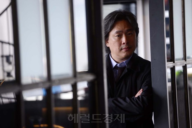 박찬욱(영화감독/모호필름대표)
세계 어디를 가도, 사인해 달라며 장도리 내미는 사람이 꼭 있어요. 얼마 전 브라질 상파울루 영화제를 방문했을 때는 한 아가씨가 문신을 하겠다며 손을 내밀더군요. 극 중에 오대수(최민식 분)가 15년간 갇혀 살면서 해가 바뀔 때마다 몸에 새기잖아요. 사인을 해 줘야 하나 말아야 하나, 참 난감하더군요. 최대한 작은 글씨로 써 줬죠.”