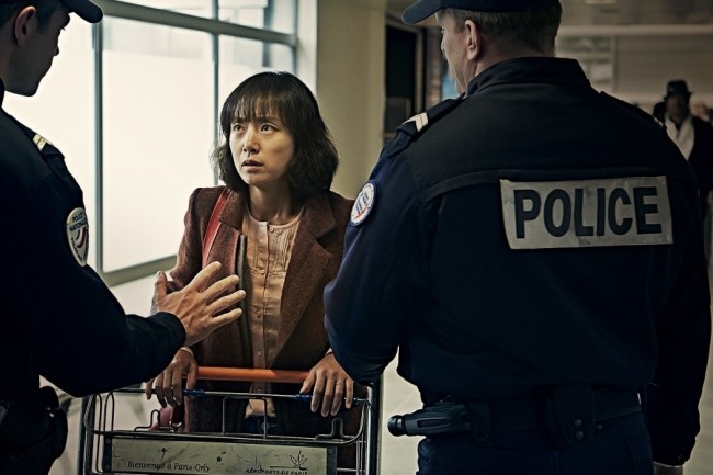 전도연(영화배우)
In 2004, Jang Mi-jeong, a Korean housewife, was arrested upon her arrival at Paris Orly Airport. She had been asked by her husband’s friend, whom she had known for more than 10 years, to take a bag of diamonds to France. Turns out, what was in the bag was some 17 kg of cocaine.