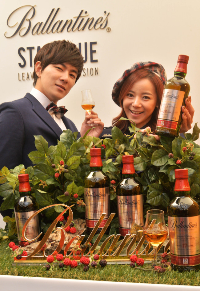 Models promote the launch of Ballantine’s 17-year-old Glentauchers scotch whisky, a part of the company’s signature distillery edition, in Seoul on Monday.
Lee Sang-sub/The Korea Herald